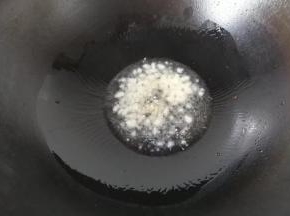锅中入适量油，下蒜末煸出香味；