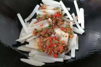 再将炒好的牛肉丁倒一半进去炒均匀；