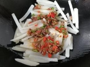 再将炒好的牛肉丁倒一半进去炒均匀；