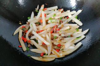 最后调入适量生抽、胡椒和鸡精炒均匀，洒葱花起锅装盘，将剩下的另一半牛肉丁倒在上面即成。