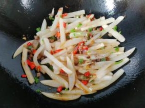最后调入适量生抽、胡椒和鸡精炒均匀，洒葱花起锅装盘，将剩下的另一半牛肉丁倒在上面即成。