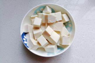 将豆腐切成小方块；
