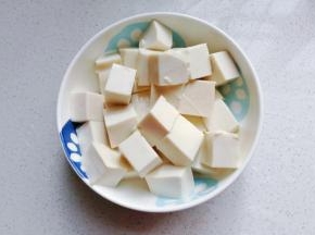 将豆腐切成小方块；