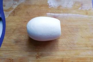 新鲜白萝卜一个洗净；（不要去皮，带皮更营养）