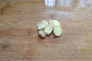 姜少许切薄片；