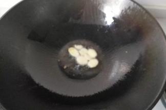 锅中入少许油，放入姜片煸出香味；