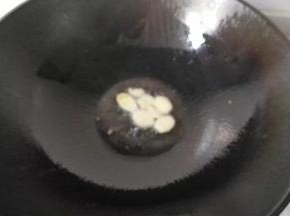 锅中入少许油，放入姜片煸出香味；