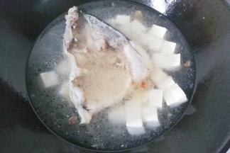 加入适量清水要没过鱼头，再调入适量盐和料酒，大火烧开；