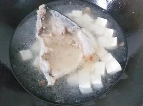 加入适量清水要没过鱼头，再调入适量盐和料酒，大火烧开；