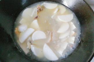 烧开后下入萝卜片再烧开；