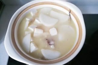 烧开后将鱼头汤全部倒入砂锅中，再小火炖煮；