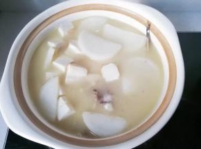 烧开后将鱼头汤全部倒入砂锅中，再小火炖煮；