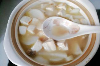 煮约20分钟以后，再调入少许醋，胡椒，鸡精拌均匀，洒上葱段即成！