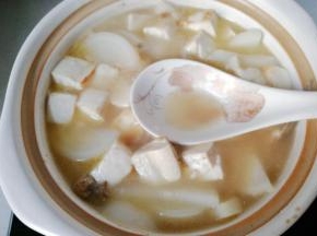 煮约20分钟以后，再调入少许醋，胡椒，鸡精拌均匀，洒上葱段即成！