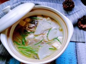 成品！鲜美鱼头汤，开始享用吧！