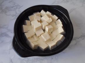 豆腐切成小块用水泡洗一下捞出