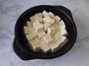 豆腐切成小块用水泡洗一下捞出