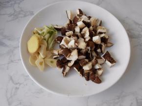 将蒜姜切片，葱斜切成段，香菇切成小丁