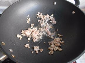 锅中放入适量油，加入肉末炒变色。