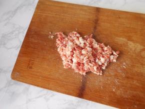 猪肉剁成小粗粒。