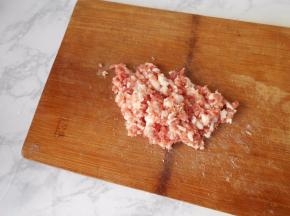 猪肉剁成小粗粒。