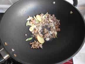 加入葱姜蒜炒出香味。