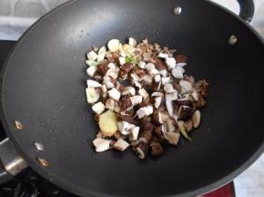 加入香菇丁煸炒出香味