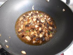 加入适量水，将蚝油，酱油料酒胡椒粉加入烧开，尝一下味道，根据自已的口味可适量加点盐后关火。