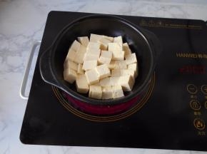 将豆腐摆入砂锅底部。