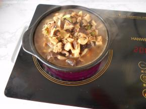 将炒好的汤汁倒入砂锅中。