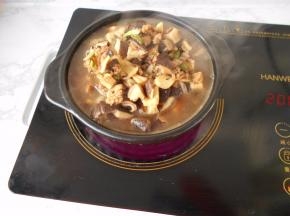 将炒好的汤汁倒入砂锅中。