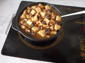 大火烧开后，转小火慢炖十分钟左右。并经常用勺翻动一下，至豆腐完全入味。