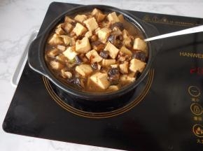 大火烧开后，转小火慢炖十分钟左右。并经常用勺翻动一下，至豆腐完全入味。