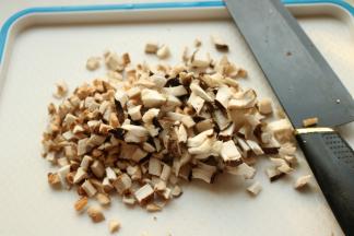 香菇切碎，不需要太小，有颗粒感更好吃。