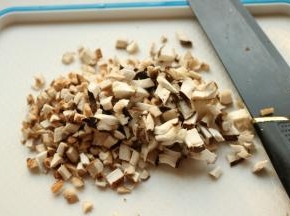 香菇切碎，不需要太小，有颗粒感更好吃。