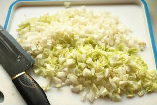 白菜叶切碎，玉米剥下玉米粒待用。