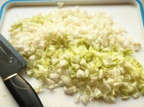 白菜叶切碎，玉米剥下玉米粒待用。