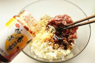 肉馅加入葱姜末和所有调料。