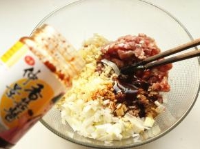 肉馅加入葱姜末和所有调料。