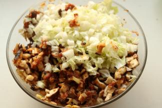 加入香菇粒和白菜末拌匀。