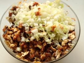 加入香菇粒和白菜末拌匀。