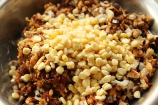 加入玉米粒拌匀，包子馅就做好了。