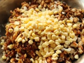 加入玉米粒拌匀，包子馅就做好了。