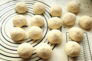 发酵好的面团排气后分成16个面团，每个大约58克，做出的包子算是比较迷你的。