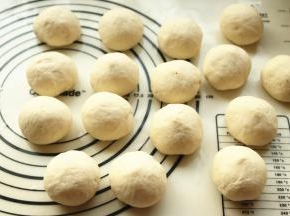 发酵好的面团排气后分成16个面团，每个大约58克，做出的包子算是比较迷你的。