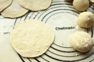 擀成厚一点的包子皮。一定不要擀太薄，不然很容易透出馅料的颜色，包子就不那么好看了。