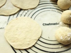 擀成厚一点的包子皮。一定不要擀太薄，不然很容易透出馅料的颜色，包子就不那么好看了。