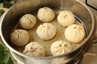 蒸锅垫上纱布，放入包子，一层8个，包子间要留有空隙，避免挤变形。醒发20分钟。