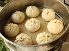 蒸锅垫上纱布，放入包子，一层8个，包子间要留有空隙，避免挤变形。醒发20分钟。
