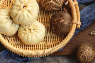 包子关火后再虚蒸5分钟，再拿出来。